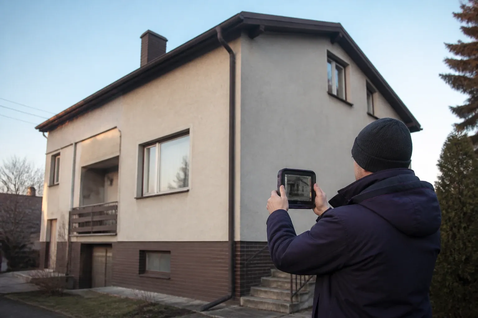 Audytor wykonujący oględziny energetyczne domu jednorodzinnego